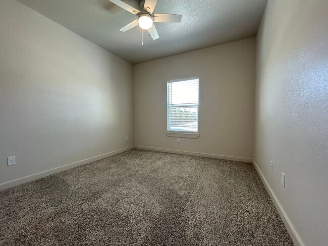 Building Photo - Luxury Townhome in Abbey Glen Community!