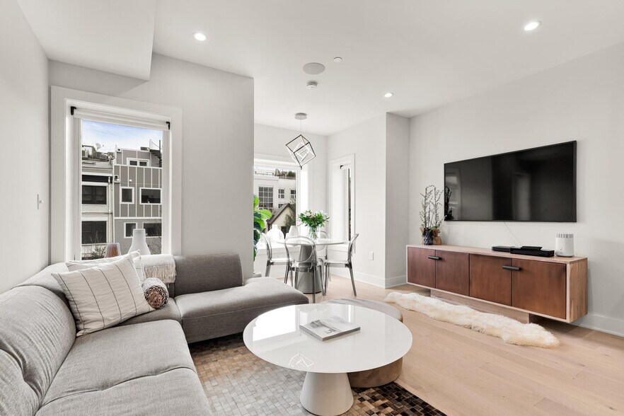 Building Photo - 2478 1/2 Ontario Road Northwest-SI ID1011218P