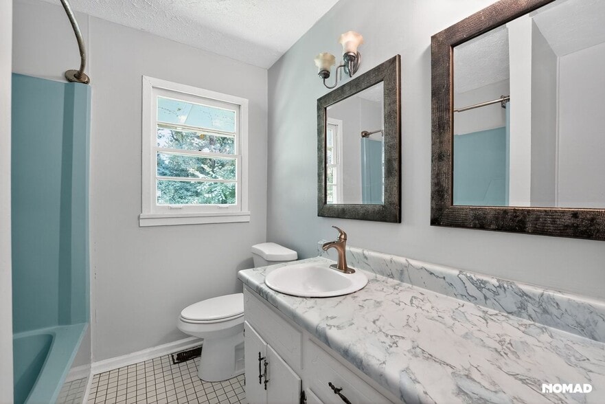 Building Photo - 704 Valleyview Dr