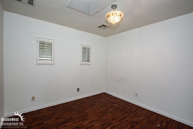 Building Photo - Spacious Home with Casita, Pool & Prime Las Vegas Location!