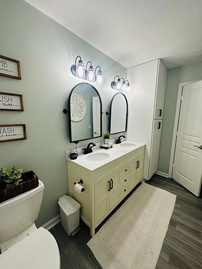 Building Photo - Topiary House