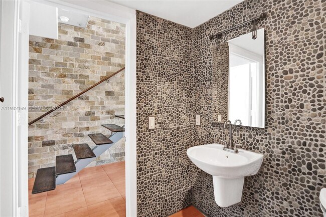 Building Photo - 690 SW 1st Ct