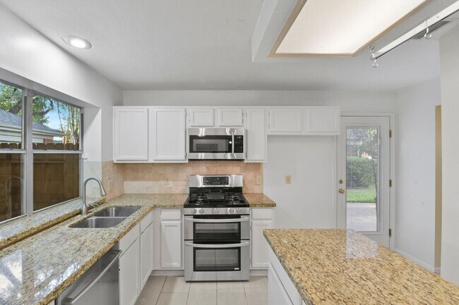 Building Photo - Freshly Painted Beauty with Spacious Outdo...