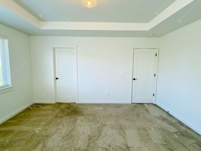 Building Photo - Bright & Spacious SE Bend Retreat with Vau...