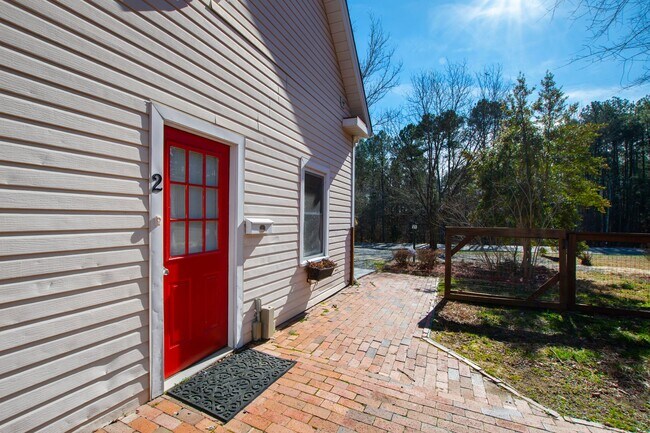 Building Photo - Tranquil loft retreat with open floorplan!...