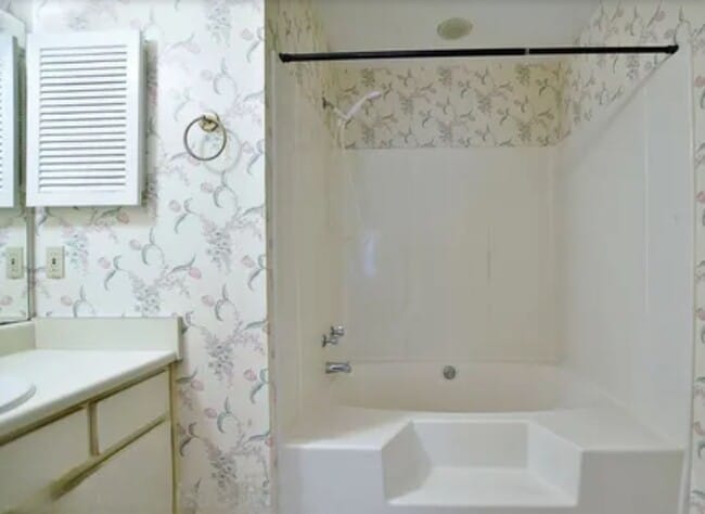 Building Photo - 3 Bedroom 2 Bath- back yard covered patio