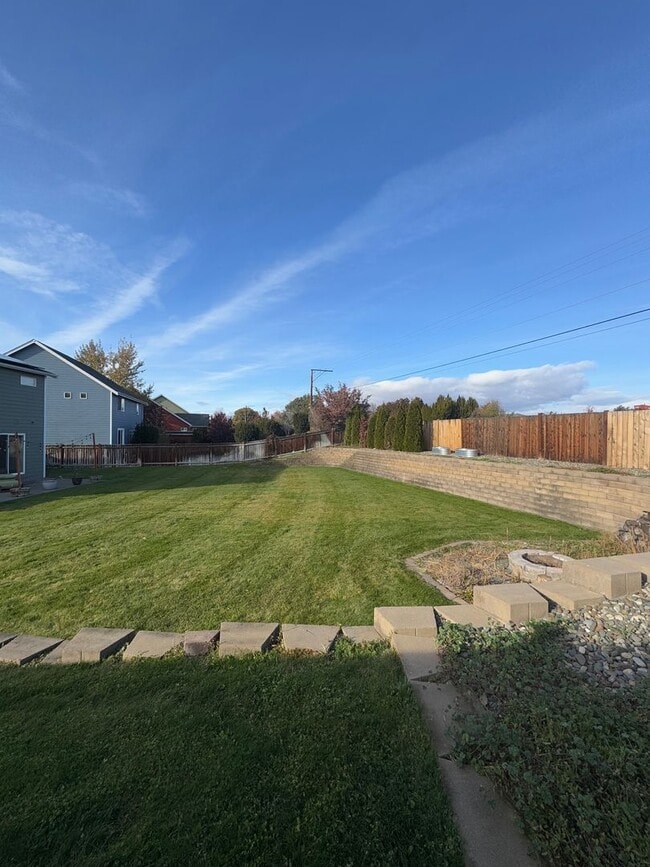 Building Photo - Beautiful Rental with Oversized Yard & Open Layout