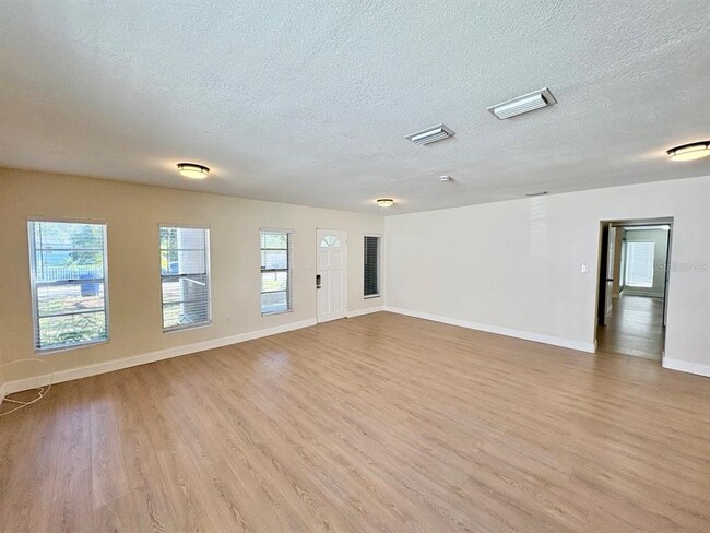 Building Photo - 8904 N Hamner Ave