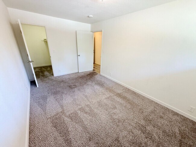 Building Photo - Pet friendly 1 bed apartment in South Lake Tahoe