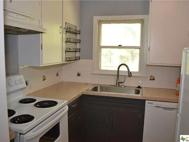 Building Photo - 3 Bed, 1 Bath with Hardwood Floors and Large Fenced Backyard