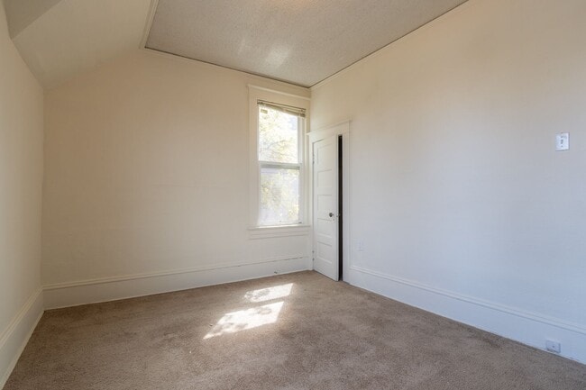 Building Photo - 4715 NE 17th Ave