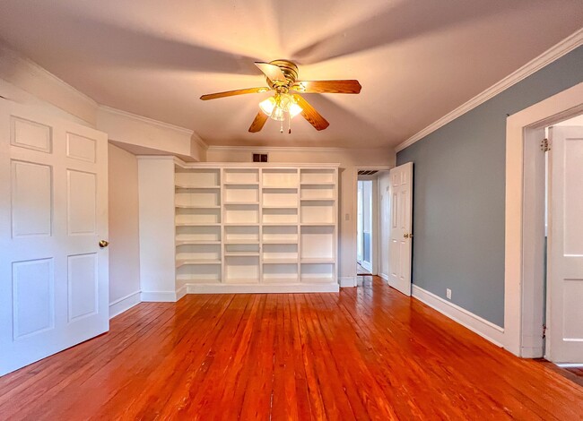 Building Photo - MIDTOWN 5/3.5 w/ 2750 sq ft, Wood Floors, ...