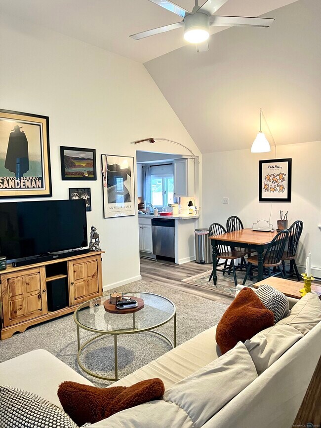 Building Photo - 103 Cove St