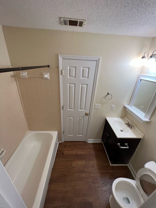 Building Photo - 1097 Live Oak Dr