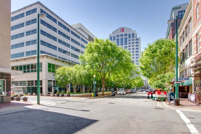 Building Photo - Spectacular Penthouse Condo in Downtown No...