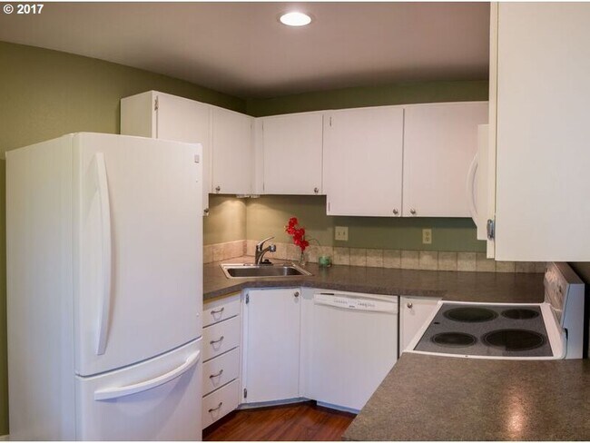 Building Photo - 10845 SW 121st Ave
