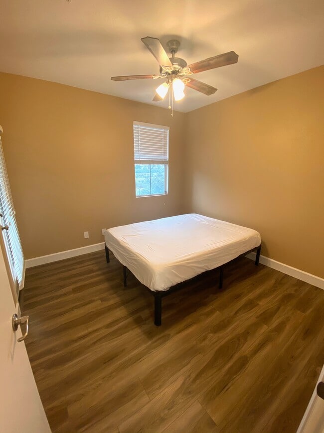 Building Photo - 1875 Baudouin Pl