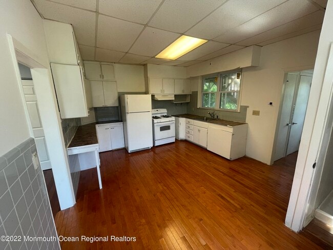 Building Photo - 213 Chelsea Ave