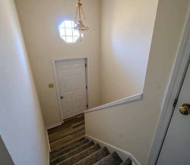 Building Photo - 922 Southern Hills Dr