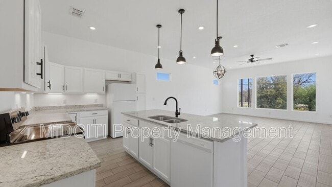 Building Photo - 895 E Mather St