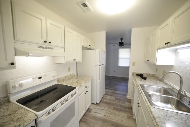 Building Photo - 7909 Carmel Rd