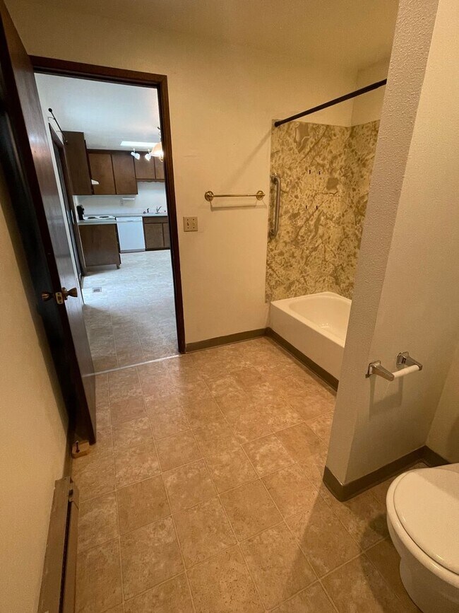 Building Photo - 2 Bedroom, 1 Bathroom Duplex in Blaine