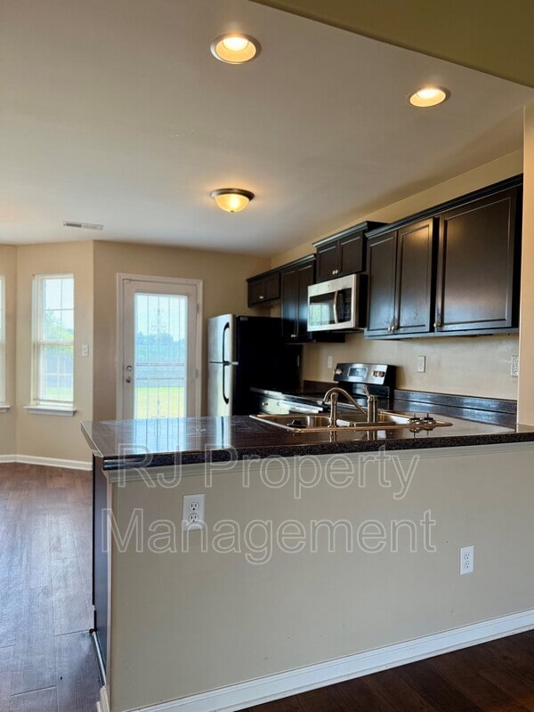 Building Photo - 5520 Kaitlyn Dr E