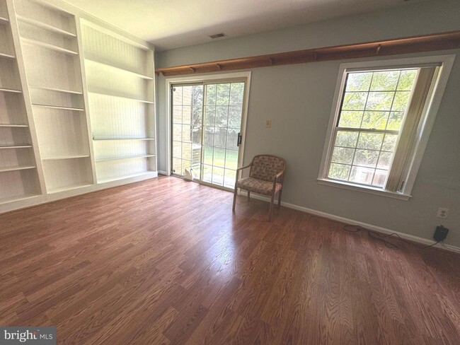 Building Photo - 7 Martins Square Ln