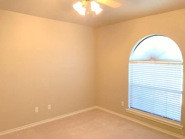 Building Photo - 15313 Guadalupe River Dr