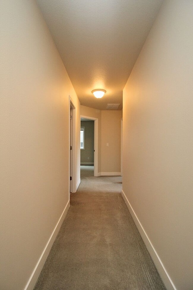 Building Photo - Spectacular Newer Construction Troutdale H...