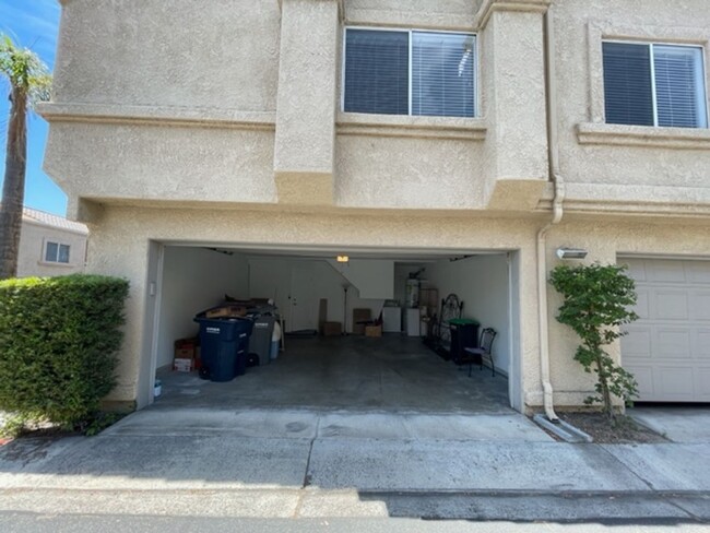 Building Photo - Beautiful 2 bedroom/2 bath end unit condo ...