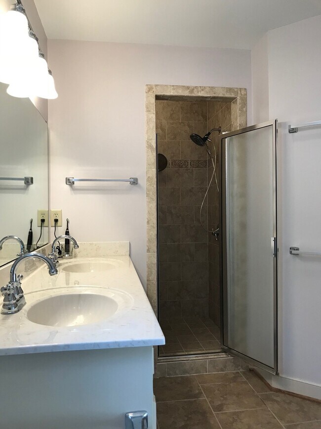 Building Photo - Renovated Colonial in Bon Air