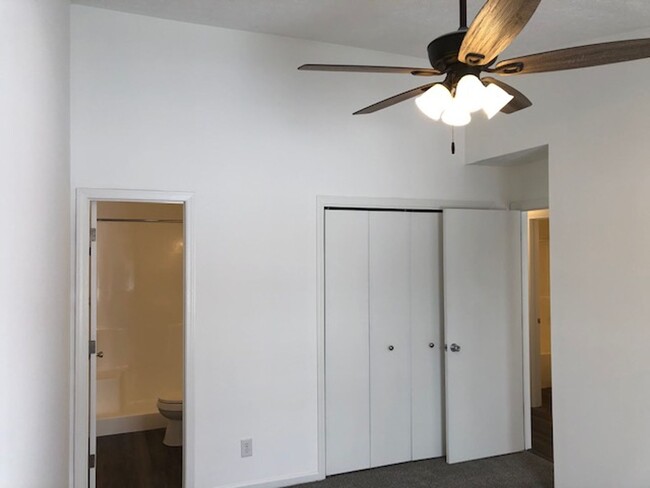 Building Photo - 3609-3611 Thornhill Circle W-OM