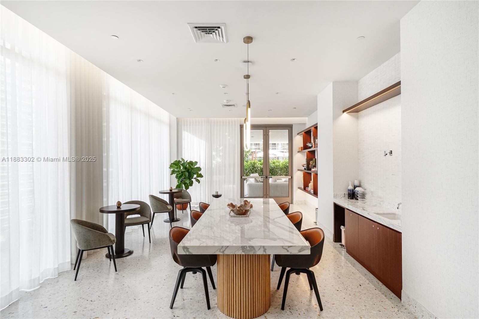 Building Photo - 2655 S Bayshore Dr