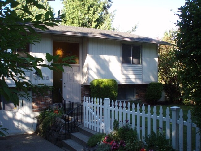 Primary Photo - Beautiful 4 Bed 2.5 Bath home in Tacoma