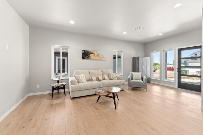 Building Photo - 517 Oxford Ave