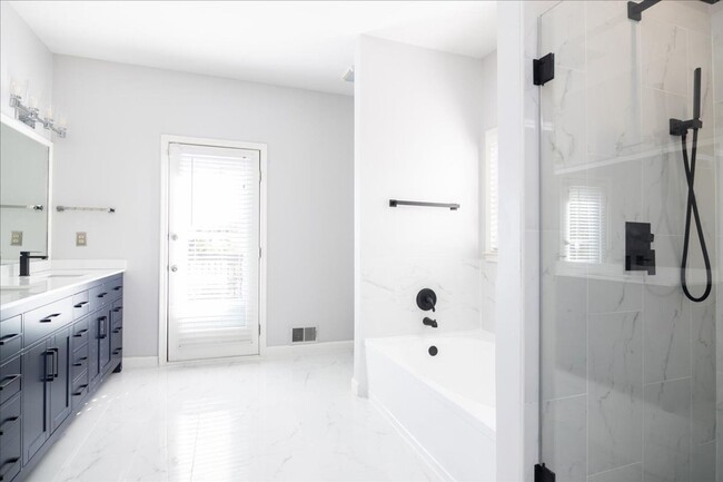 Building Photo - Spacious 4/3.5 in Highly Sought-After Buck...