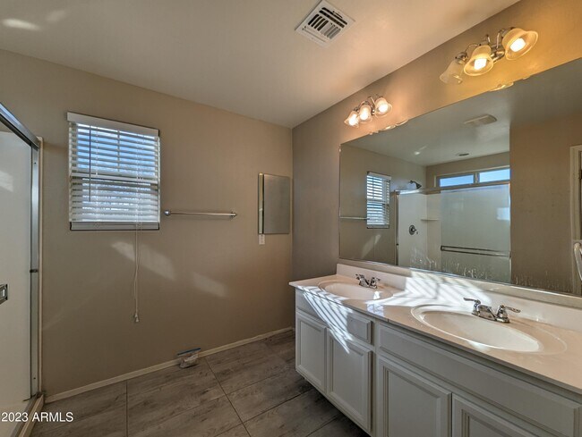 Building Photo - 1253 N 166th Ave