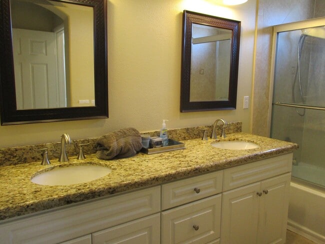 Building Photo - Calvera HIlls 2 bedroom 2 bath plus den To...