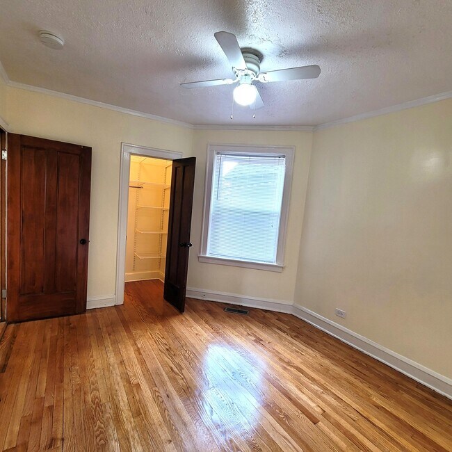 Building Photo - 1143 E 81st Pl
