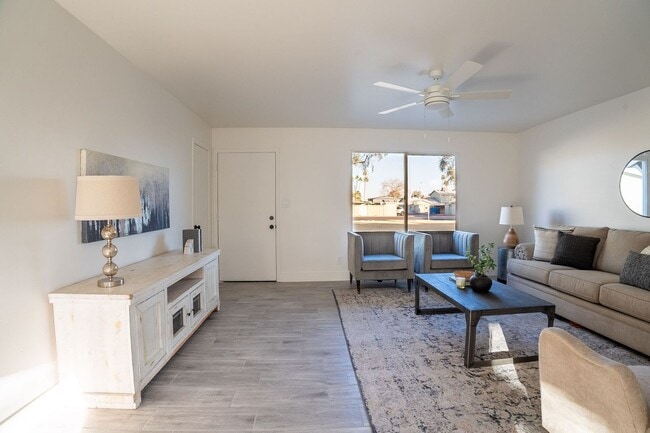 Building Photo - Gated community townhome- fully updated!