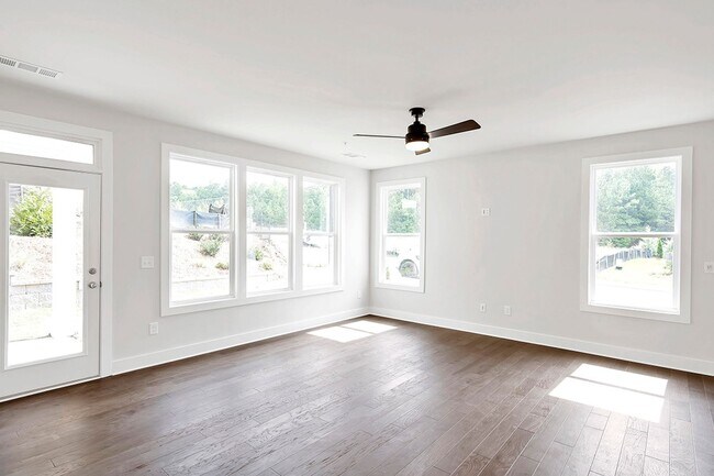 Building Photo - Luxury Westshore Townhome