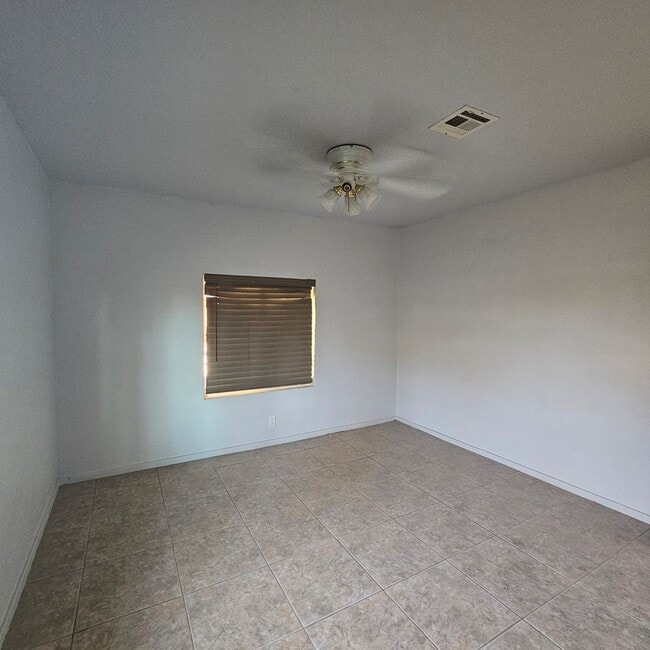 Building Photo - 3 bedroom/2 bath home for Rent