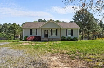 Building Photo - Move-In Ready Cottage on 1.36 Acres with L...