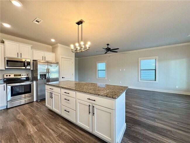 Building Photo - 832 NE Hts Ln