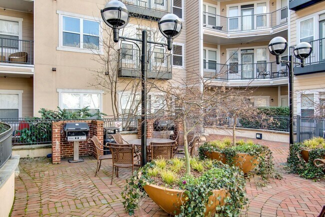 Building Photo - Awesome 1BE/1BA Condo in the heart of West End!