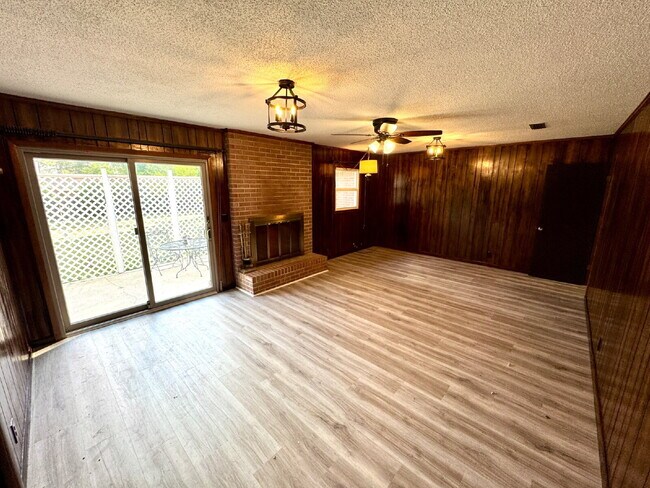 Building Photo - 3207 Cromwell Dr