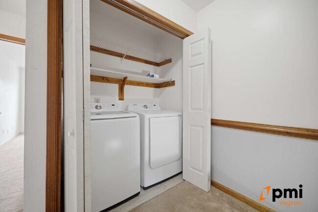 Building Photo - UPDATED 3 BEDROOM 2.5 BATH, FENCED YARD PETS ALLOWED