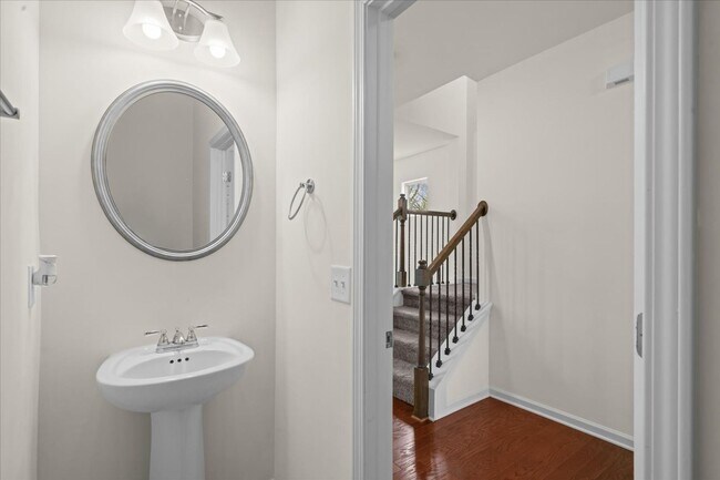 Building Photo - 1407 Red Hill Dr