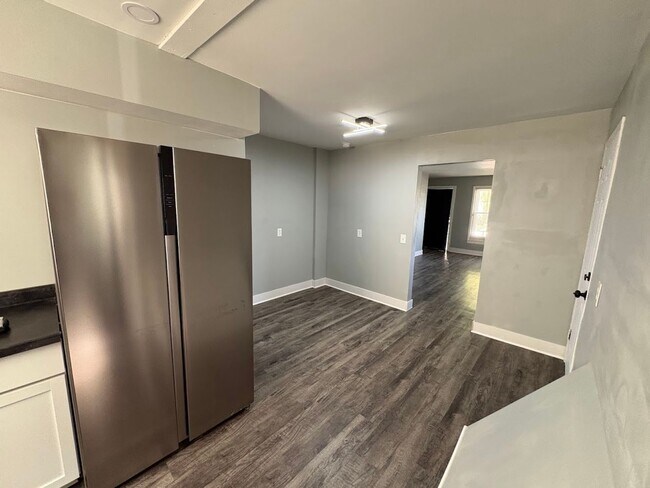Building Photo - Three bedroom one bathroom apartment for rent